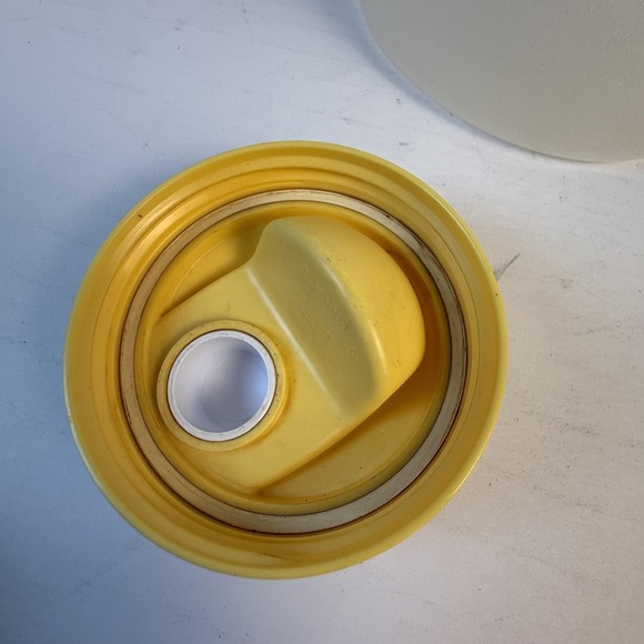 Rubbermaid Clear Frosted Plastic Drink Jug Pitcher 1 Gallon Yellow Lid Made USA - Picture 9 of 15